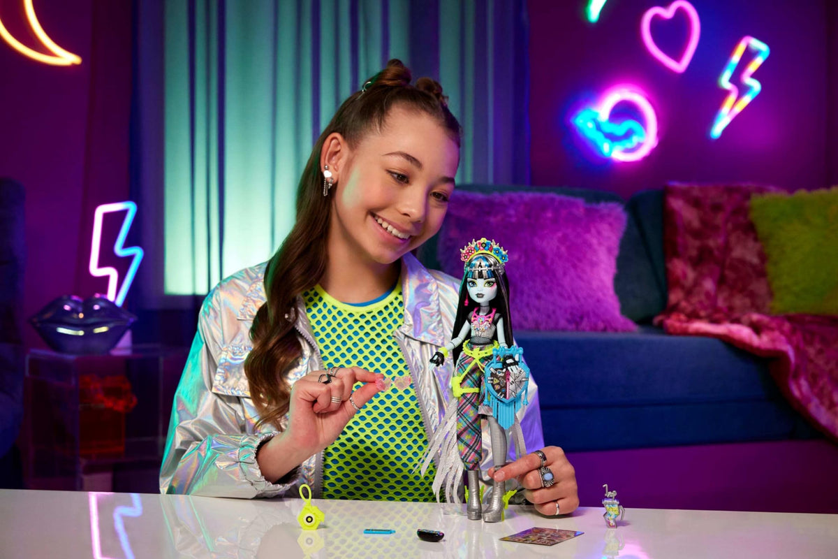 Monster High Doll with Glam Outfit & Festival Themed Accessories R945639